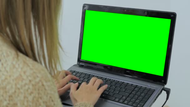 Frau benutzt Laptop mit grünem Bildschirm — Stockvideo