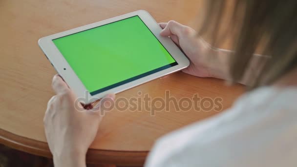 Femme regardant ordinateur tablette avec écran vert dans le café — Video