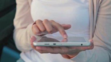 kadının el pc dijital tablet ile