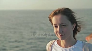 Gündoğumu, gezinti gemisinde genç kadın