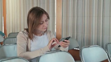 kadın holding akıllı telefon