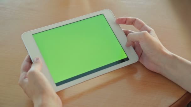 Frau schaut in Café auf Tablet-Computer mit grünem Bildschirm — Stockvideo