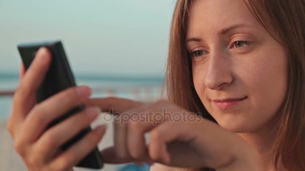 Женщина с помощью мобильного телефона на круизном лайнере — стоковое видео