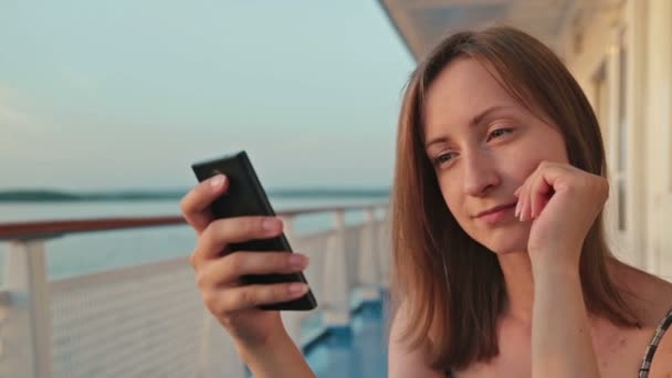 Mujer usando teléfono móvil en crucero — Vídeo de stock