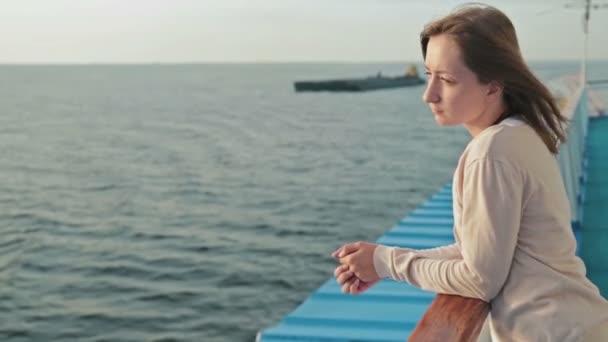 Jeune femme sur un bateau de croisière au lever du soleil — Video