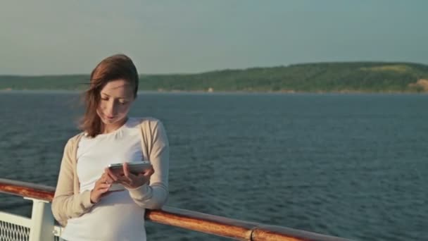 유람선의 갑판에 pc 디지털 태블릿을 사용 하 여 여자 — 비디오