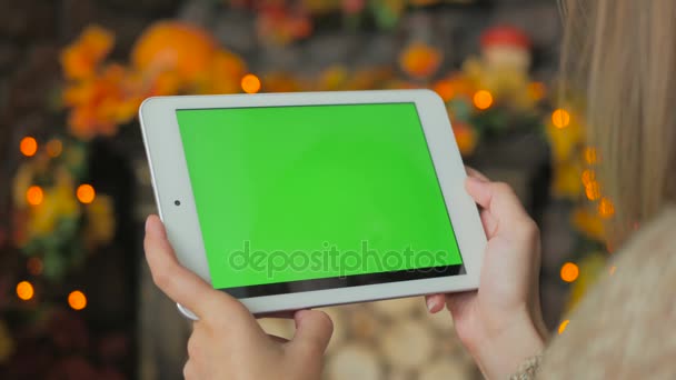 Vrouw op zoek naar tablet computer met groen scherm — Stockvideo
