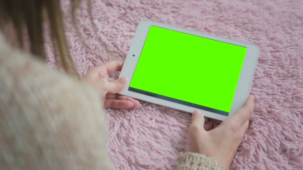 녹색 화면으로 태블릿 컴퓨터를 보고 있는 여성 — 비디오