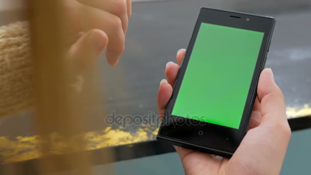 Mujer usando Smartphone con pantalla verde — Vídeo de stock
