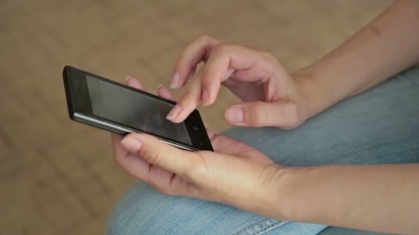 Görüntü kaydırma, sms kontrol bir kadın — Stok video