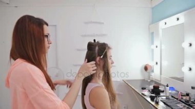 Profesyonel kuaför saç modeli için genç kadın uzun saçlı güzel yapıyor