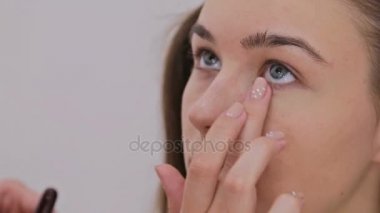 Atış kapatın. Profesyonel makyöz modeli göz temel krem göz farı astar uygulamak