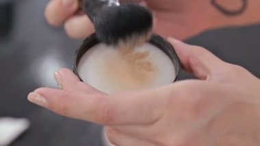 2 tekila. Toz kadın yüzüne uygulama profesyonel makyaj sanatçısı