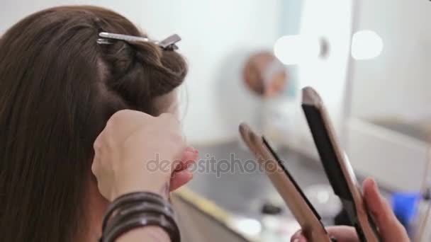 2 βολές. Επαγγελματία κομμωτή κάνει χτένισμα για νέοι όμορφο γυναίκα με μακριά μαλλιά — Αρχείο Βίντεο