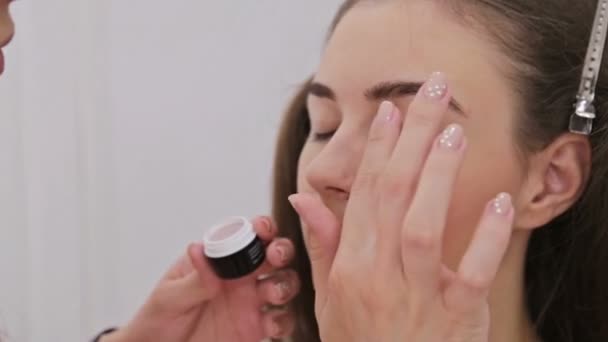 2 βολές. Επαγγελματία make-up artist εφαρμογή κρέμα βάσης eyeshadow primer μοντέλο μάτι — Αρχείο Βίντεο