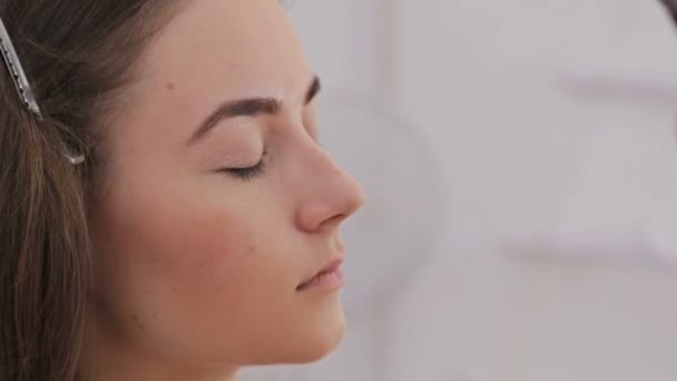 Professional make-up artist applying eyeshadow powder — Stock Video