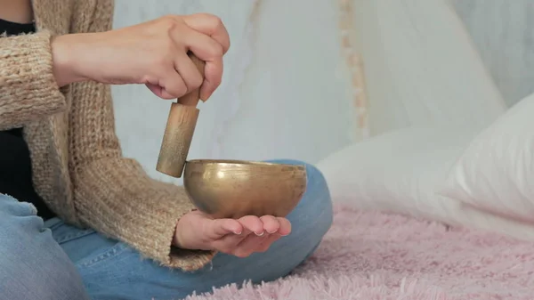 Hırka nepal şarkı kase ile rahatlatıcı genç kadın