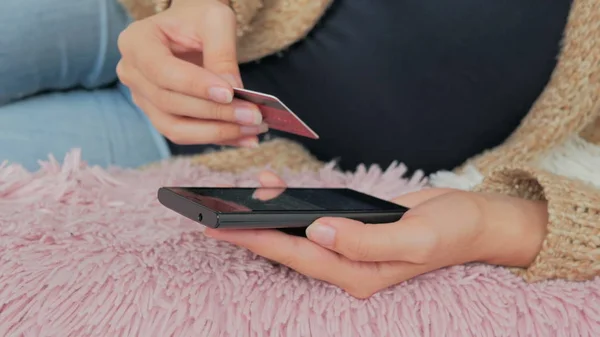 Mulher compras on-line no smartphone com cartão de crédito — Fotografia de Stock