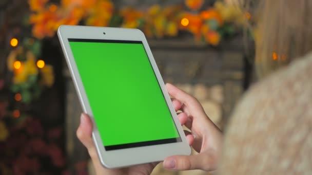 녹색 화면으로 태블릿 컴퓨터를 보고 있는 여성 — 비디오