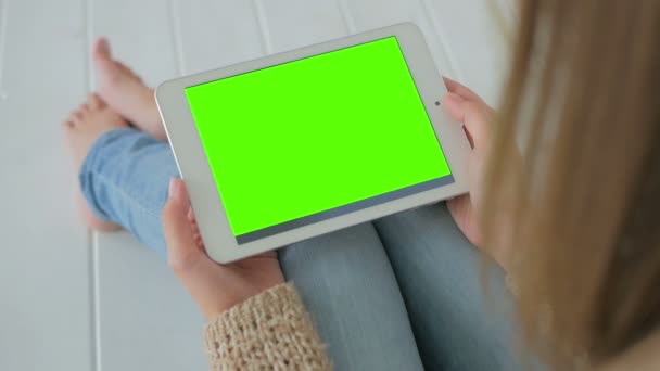 Žena se dívá na tablet počítač se zelenou obrazovkou — Stock video