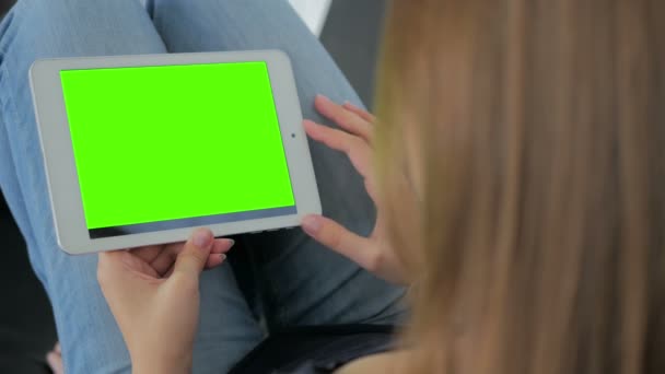 Woman looking at tablet computer with green screen — Stock Video