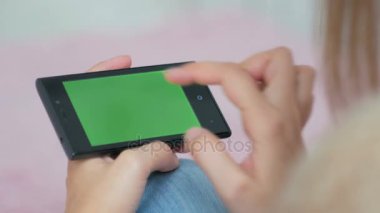 Yeşil ekranlı Akıllı Telefon Kullanan Kadın