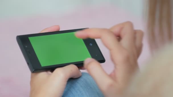 Mujer usando Smartphone con pantalla verde — Vídeos de Stock