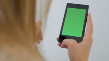 Yeşil ekranlı Akıllı Telefon Kullanan Kadın