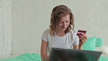 Online Kredi kartı ile dizüstü bilgisayar alışveriş kadın