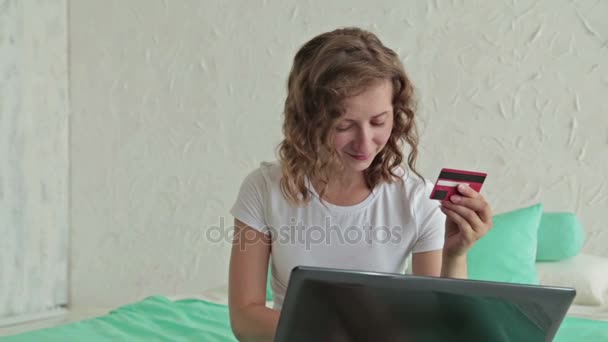 Mulher compras on-line no laptop com cartão de crédito — Vídeo de Stock