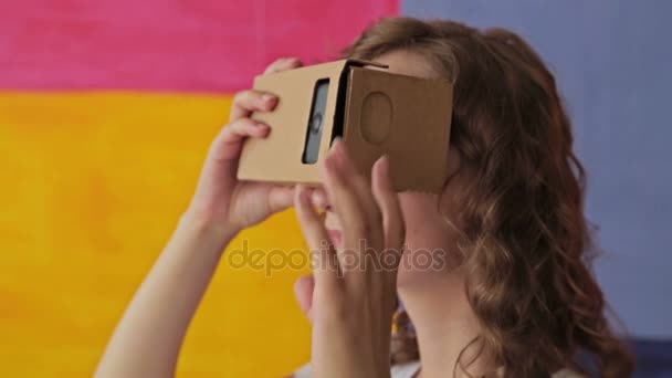 Ung lockigt kvinna med hjälp av Virtual Reality-glasögon — Stockvideo