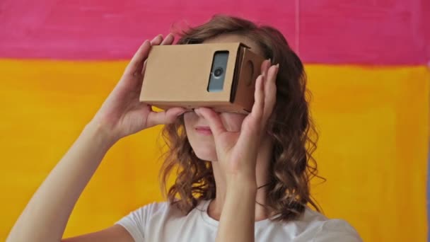 Jovem mulher encaracolada usando óculos de realidade virtual — Vídeo de Stock