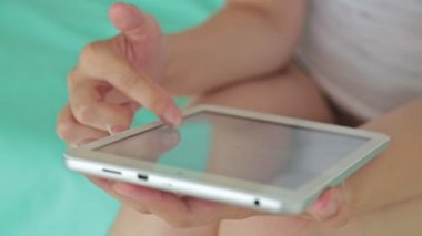 Kayan metin dijital tablet kadın s el atış yukarıya kapatmak