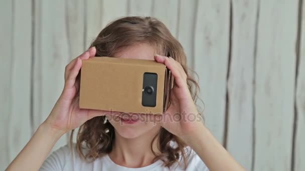 Jeune femme bouclée utilisant des lunettes de réalité virtuelle — Video