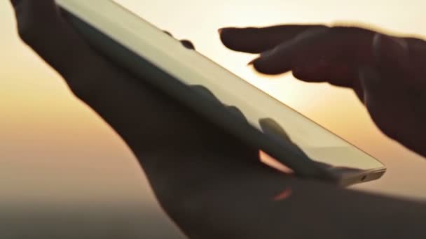 Frauenhände mit digitalem Tablet bei Sonnenuntergang — Stockvideo