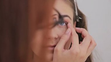 Atış kapatın. Temel krem göz farı astar uygulamak modeli göz makyaj sanatçısı