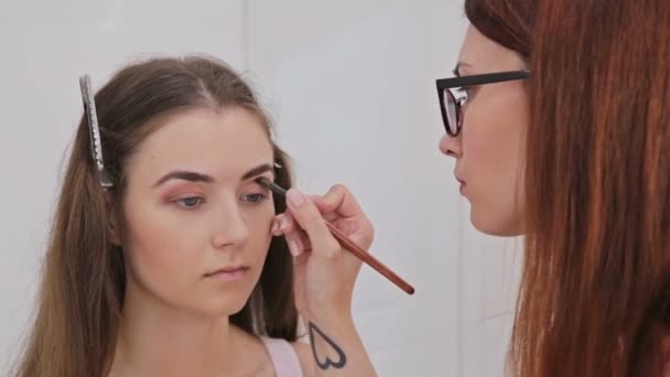 Professionele make-up kunstenaar met oogschaduw — Stockvideo