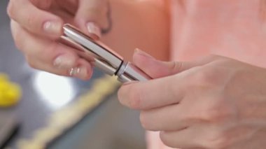 2 tekila. Maskara modeli kirpik üzerinde uygulama profesyonel makyaj sanatçısı