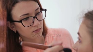 Sabitleme ve model yüzünde makyaj bitirme profesyonel makyaj sanatçısı