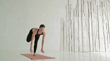 Pratik diken üstünde Dengeleme yoga - ardha baddha padma padangusthasana - kadın