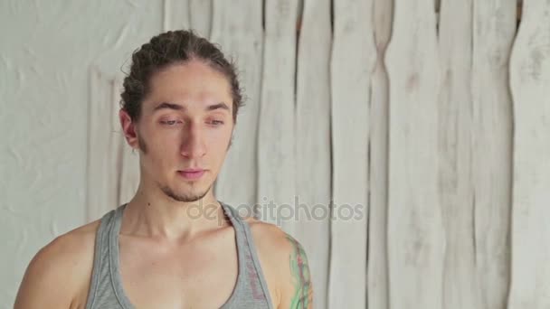 Genç sportif tebrik namaste el yapımı fitness salonunda pratik yoga adam — Stok video