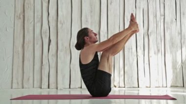 Sportif delikanlı fitness salonunda Yoga uygulamak
