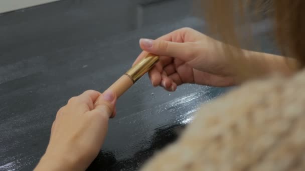 Close-up shot van dames handen openen contour gezicht make-up concealer gereedschap — Stockvideo