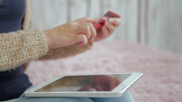 Vrouw online winkelen op digitale tablet met creditcard — Stockvideo