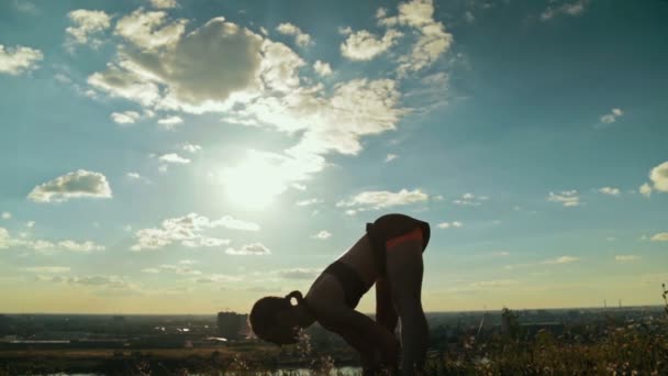 Sportowy kobieta robi Ashtanga Joga w parku o zachodzie słońca — Wideo stockowe