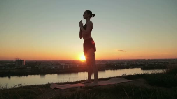 Mujer practicando yoga en el parque al atardecer: retrocede, posa en la rueda — Vídeos de Stock