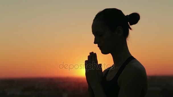 Sportieve vrouw beoefenen van yoga in het park bij zonsondergang - maken hand groeten namaste — Stockvideo