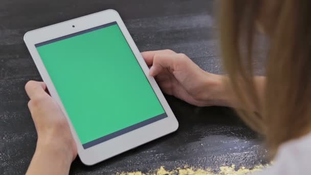 Женщина с планшетным компьютером с зеленым экраном — стоковое видео