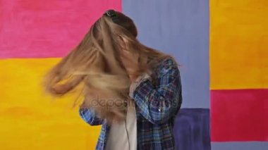 Müzik, dans ve yüz uzun saçlarından kapanış kadın