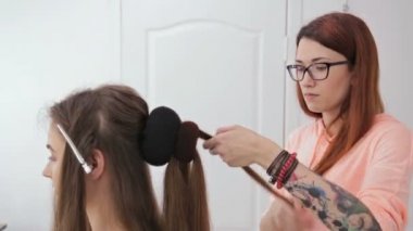 Profesyonel kuaför saç modeli için genç kadın uzun saçlı güzel yapıyor